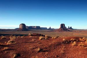 Monumement Valley em um dia de céu azul claro foto