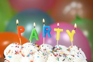 celebração com balões, velas e bolo