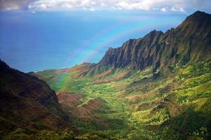 litoral de Kauai em vista aérea com arco-íris foto
