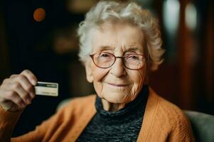 ai gerado sorridente Senior mulher mostrando crédito cartão. gerar ai foto