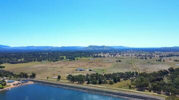 aéreo Visão do Jackson ponto Bonegilla victoria Austrália com montanha Visão e lago hume água mantido de a inspirador barragem muro. foto