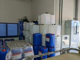 azul tambor e balde para químico armazenamento em poder plantar processo. foto