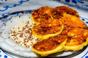 cheesecakes com azedo creme e chocolate salgadinhos em placa. foto