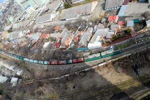 frete trem viajando através a cidade edifícios. foto