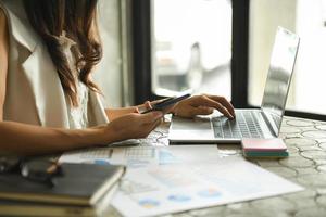 mulheres de negócios estão verificando o gráfico de desempenho da empresa. foto