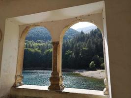 lago san domenico em villalago, itália foto