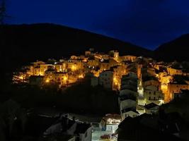 bela cidade de scanno em abruzzo itália foto