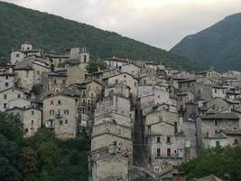 bela cidade de scanno em abruzzo itália foto