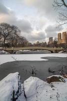 ponte em arco após tempestade de neve foto