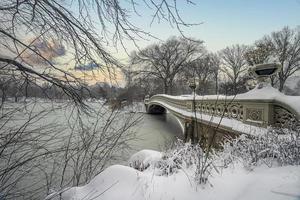 ponte em arco após tempestade de neve foto