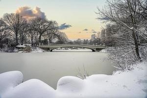 ponte em arco após tempestade de neve foto