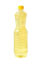 luz amarelo cozinhando ou vegetal óleo dentro pequeno plástico garrafa isolado em branco fundo com recorte caminho foto