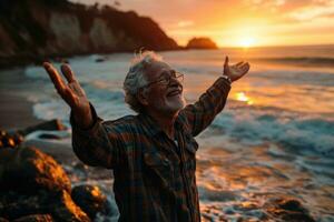 ai gerado feliz mais velho homem levanta braços sorridente de a de praia às pôr do sol, ativo idosos estilo de vida imagens foto