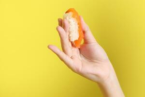 mão com Sushi foto