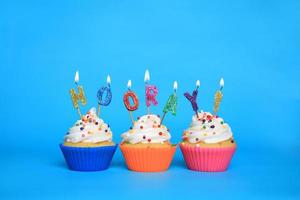 cupcakes de aniversário com velas que dizem "hooray" foto