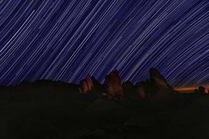 trilhas de estrelas no parque nacional joshua tree foto