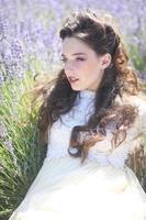 menina bonita ao ar livre em um campo de flores de lavanda foto