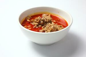 tailandês comida, picante vermelho Curry com carne de porco em branco fundo foto