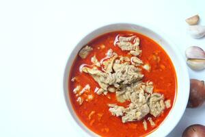 tailandês comida, picante vermelho Curry com carne de porco em branco fundo foto