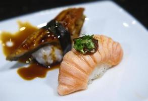 fatia japonesa da barriga de salmão e queimar sushi. foto