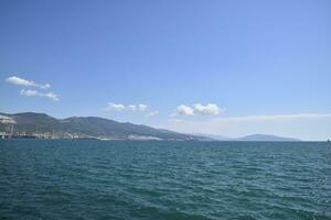 mar baía panorama tsemess. montanhas e nuvens dentro a céu. dentro a distância pode estar visto a marinho carga porta foto