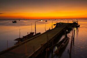 cais às pôr do sol Tempo contra colorida céu foto