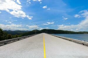 estrada dentro barragem contra céu foto