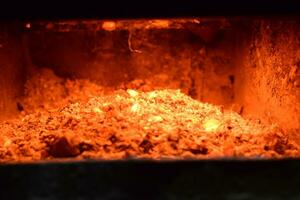 quente carvão dentro a fogão foto