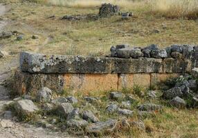 Antiguidade ruínas e calcário blocos dentro Hierápolis, peru. antigo cidade. foto