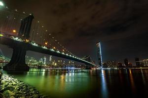 ponte de manhattan à noite