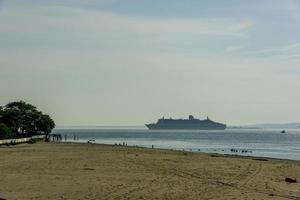 um navio de cruzeiro saindo de nova york foto