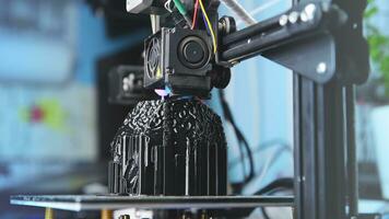uma 3d impressora impressões uma Preto modelo. tecnologia às casa foto