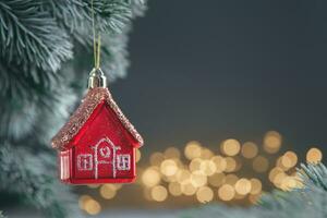 Natal árvore brinquedo dentro a Formato do uma vermelho casa em a Natal árvore foto