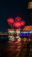 fogos de artifício no rio no céu escuro foto