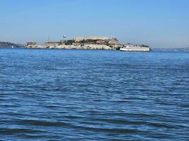 Visão do Alcatraz ilha a partir de forte pedreiro porta dentro san francisco Califórnia foto