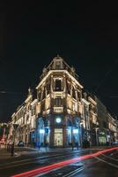 histórico e medieval arquitetura do Gent durante uma Sombrio noite. construção iluminado de colori luzes em Lammerstraat. flandres região, Bélgica foto