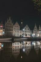 medieval edifícios em Graslei rua dentro a Centro do Gent de a rio lei durante a noite. Bélgica a maioria famoso histórico Centro. Gent beira-mar durante meia noite foto