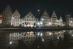 medieval edifícios em Graslei rua dentro a Centro do Gent de a rio lei durante a noite. Bélgica a maioria famoso histórico Centro. Gent beira-mar durante meia noite foto