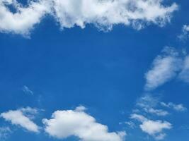 abstrato azul céu Alto quadrado forma nuvens fundo dentro verão gradiente luz beleza fundo. lindo brilhante cirrostratus nuvem e calma fresco vento ar foto