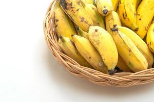 bananas frescas amarelas na cesta foto