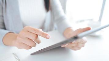 close-up de mulheres jovens usando tablet digital para trabalhar no escritório.