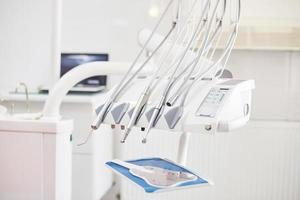 ferramentas e brocas no consultório odontológico. o conceito de saúde e beleza foto
