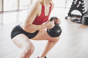 garota ativa no ginásio de fitness. conceito treino estilo de vida saudável esporte foto