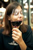 ai gerado jovem mulher segurando copo de vinho, desfrutando vinho, gerado de ai foto