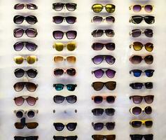 oculos de sol em a fazer compras janela foto