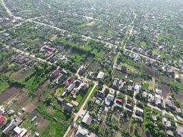 topo Visão do a Vila. 1 pode Vejo a telhados do a casas e jardins. estrada e água dentro a Vila. Vila olho do pássaro Visão foto