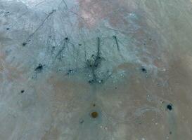 topo Visão do a sal lago lama fontes. externo semelhança com crateras. lama cura molas foto