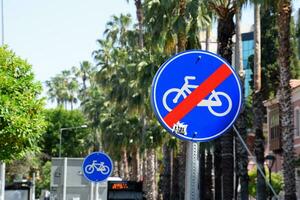 estrada placa fim do a bicicleta caminho. rua dentro a cidade do antalya. foto