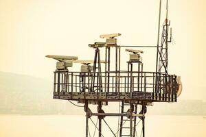 rotativo antenas do uma militares rádio estação em torre. foto