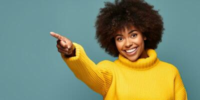 ai gerado feliz africano americano mulher dentro amarelo suéter apontando dedo às copyspace. ai gerado. foto